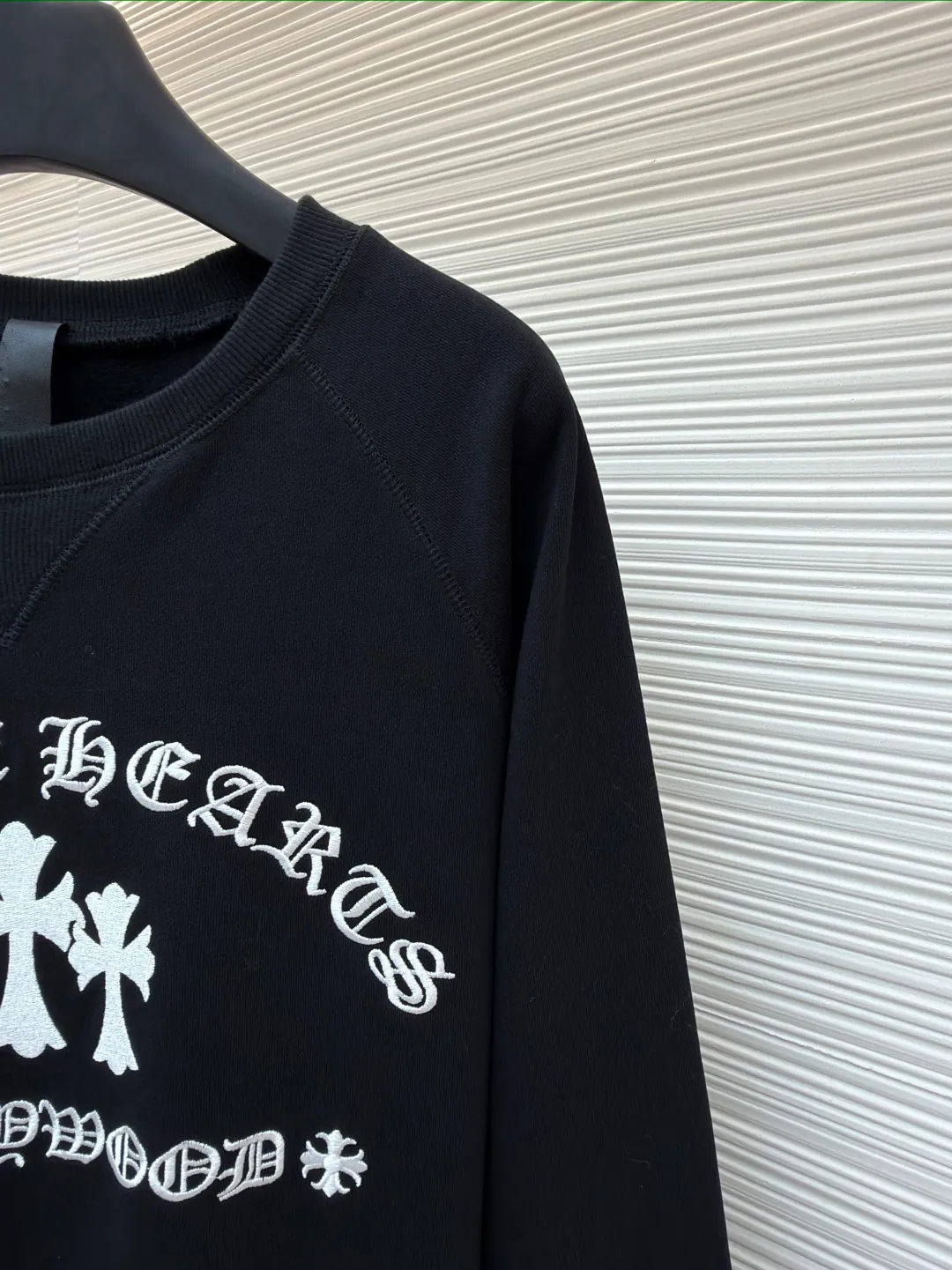 Chrome Hearts cross embroidery sweatshirt ●Original version: 12,000 purchased and developed ●Item number: 1681740-A75 ●Fabric: Korean cotton and linen sweatshirt fabric ●Technology: embroidery production ●Color: black ●Version: fitted version ●Weight: about 690 grams ●Size: S-M-L-XL ●Description: This Crouch sweetheart sweatshirt is made of 32-count double-ply combed cotton blend fabric, which has been pre-shrunk and feels soft and waxy and not easy to pill. The neckline is made of three-needle rib stitching + inner lining to enhance wearability; the sleeve shoulders are made of raglan overlocking technology, allowing movement without any sense of restriction. The front pattern is presented with three-dimensional silver thread embroidery: the letters are "arc-shaped misaligned embroidery", and the superposition of the cross is "raw edge distressed". The embroidery thread tension is even, and the stitch density reaches 18 stitches per square centimeter, restoring the brand's iconic retro texture. The cuffs and hem are ribbed with the same material, and the inner seam stitching is arranged at an equal distance of 0.3cm. The details reflect high-end ready-to-wear standards. The overall wiring is straight and delicate, the fabric is comfortable and soft, and the color is consistent without color difference. It can be matched with the same style to create a fashionable look and control various occasions. Customized accessories, complete with three standards, same style for men and women!